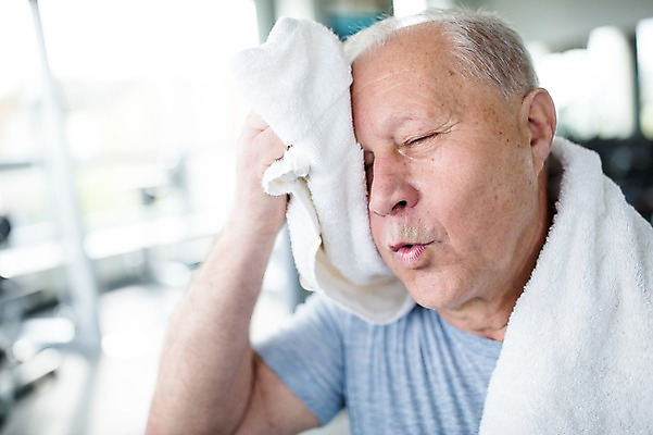 포토 JPG 외국인 노년 남자 실내 건강 한명 성인 수건 헬스 헬스장 의료성형뷰티 땀흘리기 국내포토 1 컨셉 사람 인종 내부 위생용품 운동 파일형식
