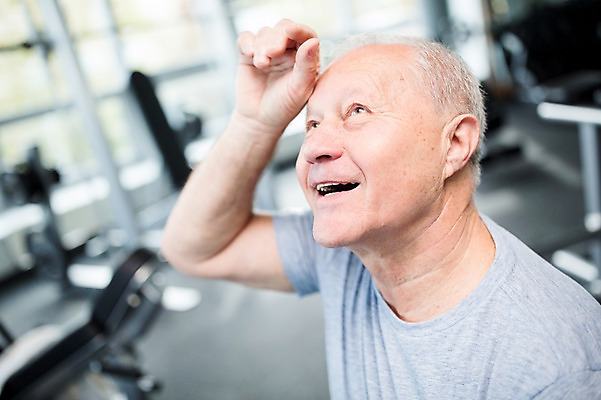 포토 JPG 외국인 노년 남자 실내 건강 한명 성인 아웃포커스 운동기구 헬스 헬스장 올려보기 의료성형뷰티 국내포토 1 모션 촬영기법 사람 인종 내부 운동 파일형식