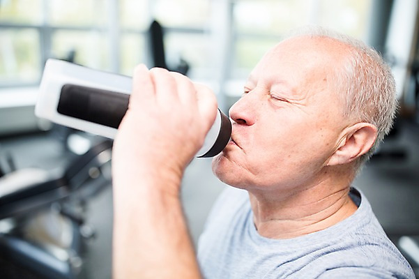 포토 JPG 외국인 노년 남자 실내 건강 한명 성인 물 눈감음 헬스 헬스장 마시기 물병 물마시기 의료성형뷰티 국내포토 자연요소 1 모션 사람 인종 내부 운동 물통 파일형식