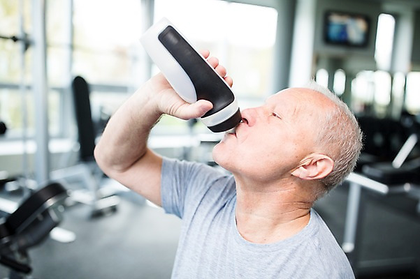 포토 JPG 외국인 노년 남자 실내 건강 한명 성인 물 헬스 헬스장 마시기 물병 물마시기 의료성형뷰티 국내포토 자연요소 1 모션 사람 인종 내부 운동 물통 파일형식