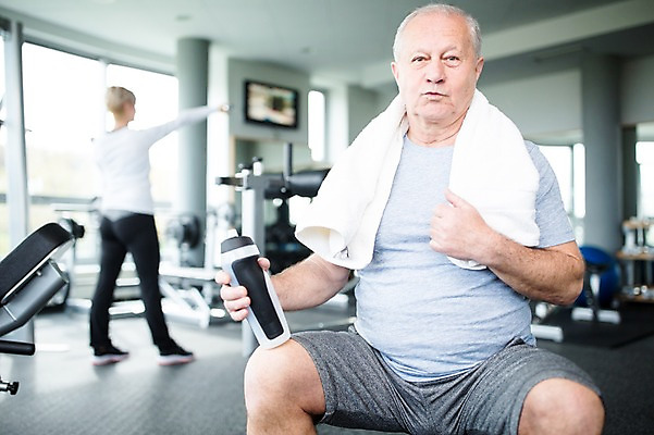 포토 JPG 외국인 여자 노년 남자 실내 건강 성인 두명 수건 헬스 헬스장 물병 의료성형뷰티 국내포토 사람 인종 내부 위생용품 운동 물통 파일형식