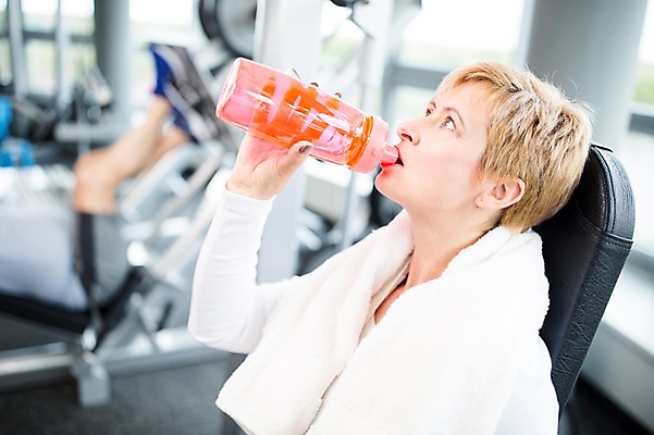 포토 JPG 외국인 여자 노년 실내 건강 한명 성인 헬스 헬스장 마시기 물병 물마시기 의료성형뷰티 국내포토 1 모션 사람 인종 내부 운동 물통 파일형식