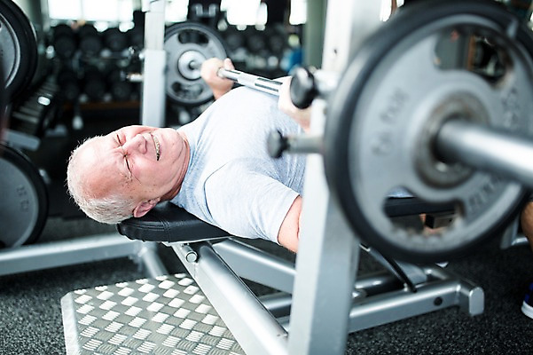 포토 JPG 외국인 노년 남자 실내 건강 한명 성인 운동기구 헬스 헬스장 역기 팔운동 의료성형뷰티 국내포토 1 사람 인종 내부 운동 파일형식