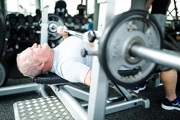 포토 JPG 외국인 노년 남자 실내 건강 한명 성인 운동기구 헬스 헬스장 역기 팔운동 의료성형뷰티 국내포토 1 사람 인종 내부 운동 파일형식