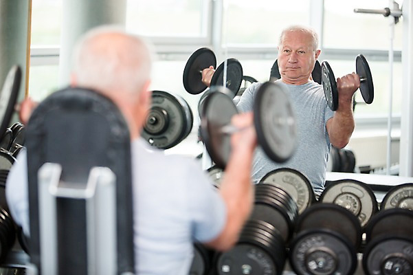 포토 JPG 외국인 노년 남자 실내 건강 한명 성인 반사 헬스 아령 헬스장 거울 팔운동 의료성형뷰티 국내포토 1 사람 인종 내부 운동 파일형식