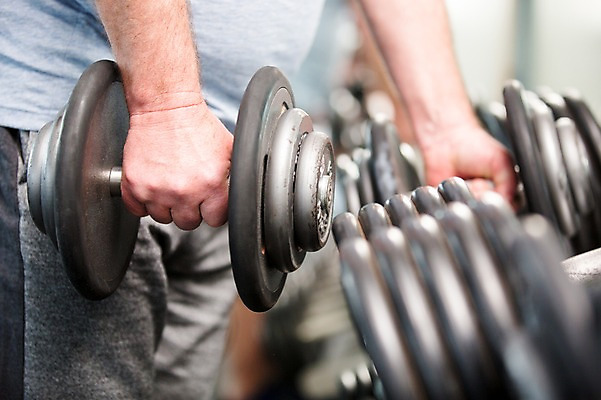 포토 JPG 외국인 노년 남자 실내 건강 한명 성인 운동기구 헬스 아령 헬스장 의료성형뷰티 국내포토 1 사람 인종 내부 운동 파일형식
