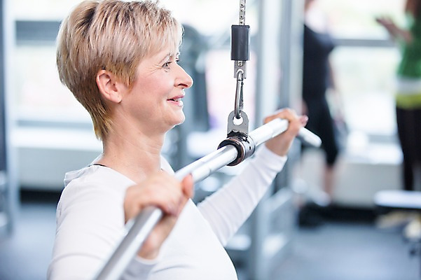 포토 JPG 외국인 여자 노년 실내 건강 한명 성인 운동기구 헬스 헬스장 팔운동 의료성형뷰티 국내포토 1 사람 인종 내부 운동 파일형식