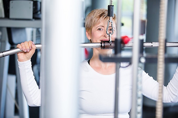 포토 JPG 외국인 여자 노년 실내 건강 한명 성인 운동기구 헬스 헬스장 팔운동 의료성형뷰티 국내포토 1 사람 인종 내부 운동 파일형식