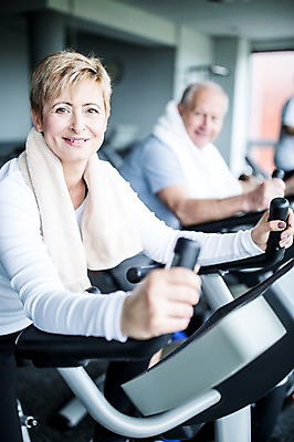 포토 JPG 외국인 여자 노년 남자 실내 건강 성인 두명 아웃포커스 수건 헬스사이클 운동기구 헬스 헬스장 의료성형뷰티 국내포토 촬영기법 사람 인종 내부 위생용품 운동 파일형식