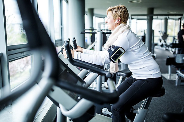 포토 JPG 외국인 여자 노년 이어폰 실내 건강 한명 성인 스마트폰 헬스사이클 운동기구 헬스 헬스장 의료성형뷰티 국내포토 1 음향기기 사람 인종 내부 핸드폰 스마트기기 운동 파일형식