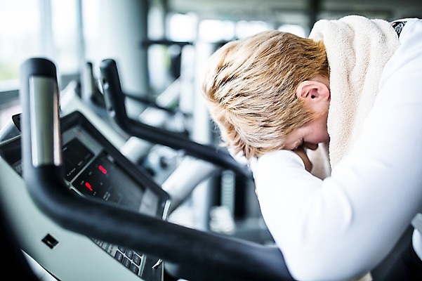 포토 JPG 외국인 여자 노년 엎드리기 실내 건강 한명 성인 수건 운동기구 헬스 헬스장 의료성형뷰티 국내포토 1 모션 사람 인종 내부 위생용품 운동 파일형식