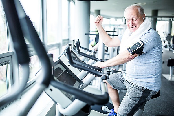 포토 JPG 외국인 노년 남자 실내 건강 한명 성인 스마트폰 헬스사이클 운동기구 파이팅 헬스 헬스장 의료성형뷰티 국내포토 1 모션 사람 인종 내부 핸드폰 스마트기기 운동 파일형식