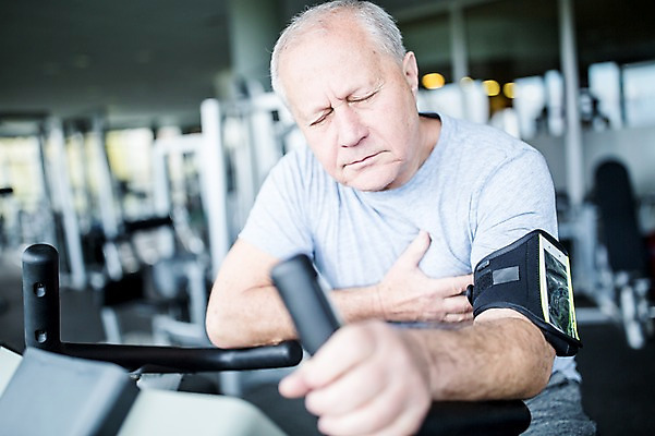 포토 JPG 외국인 노년 남자 실내 건강 피곤 한명 성인 스마트폰 눈감음 헬스사이클 운동기구 헬스 헬스장 고통 심장 심장병 의료성형뷰티 국내포토 1 감정 컨셉 모션 사람 인종 내부 핸드폰 스마트기기 운동 장기_의학 질병 파일형식