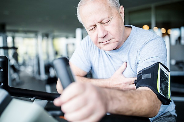 포토 JPG 외국인 노년 남자 실내 건강 피곤 한명 성인 스마트폰 눈감음 헬스사이클 운동기구 헬스 헬스장 고통 심장병 의료성형뷰티 국내포토 1 감정 컨셉 모션 사람 인종 내부 핸드폰 스마트기기 운동 질병 파일형식