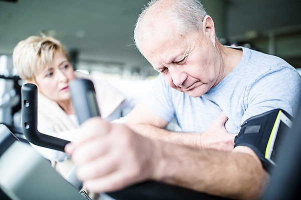 포토 JPG 외국인 여자 노년 남자 실내 건강 성인 두명 스마트폰 헬스사이클 운동기구 헬스 헬스장 고통 가슴통증 의료성형뷰티 국내포토 감정 사람 인종 내부 핸드폰 스마트기기 운동 파일형식