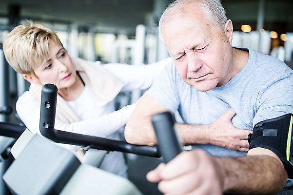포토 JPG 외국인 여자 노년 남자 실내 건강 성인 두명 헬스사이클 운동기구 헬스 헬스장 고통 가슴통증 의료성형뷰티 국내포토 감정 사람 인종 내부 운동 파일형식
