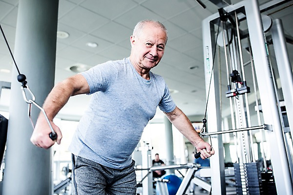 포토 JPG 외국인 노년 남자 실내 건강 한명 성인 운동기구 헬스 헬스장 팔운동 의료성형뷰티 국내포토 1 사람 인종 내부 운동 파일형식