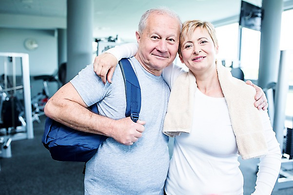 포토 JPG 외국인 여자 노년 남자 가방 어깨동무 실내 건강 성인 두명 수건 헬스 헬스장 의료성형뷰티 국내포토 잡화 포즈 사람 인종 내부 위생용품 운동 파일형식