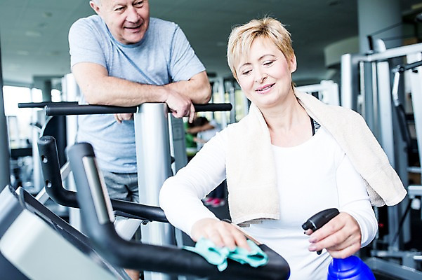 포토 JPG 외국인 여자 노년 남자 실내 건강 성인 두명 수건 헬스 헬스장 청소 분무기 걸레 의료성형뷰티 국내포토 사람 인종 내부 위생용품 운동 청소도구 파일형식