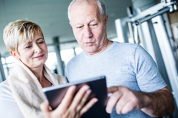 포토 JPG 외국인 여자 노년 남자 실내 건강 성인 두명 태블릿 운동기구 헬스 헬스장 의료성형뷰티 국내포토 사람 인종 내부 전자제품 스마트기기 운동 파일형식