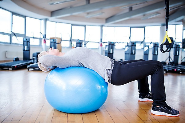 포토 JPG 전신 외국인 여자 노년 실내 건강 한명 성인 헬스 헬스장 짐볼 의료성형뷰티 국내포토 1 사람 인종 내부 운동 파일형식