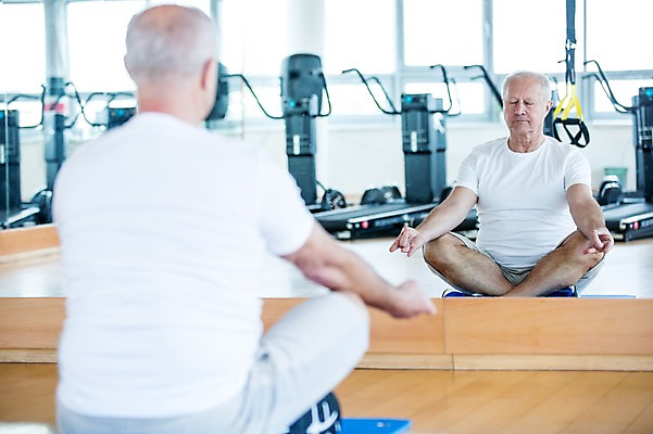 포토 JPG 외국인 노년 남자 실내 건강 한명 성인 반사 눈감음 헬스 헬스장 거울 매트 명상 가부좌 의료성형뷰티 국내포토 1 모션 사람 앉기 인종 내부 운동 파일형식