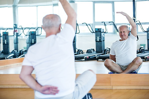 포토 JPG 외국인 노년 남자 실내 건강 한명 성인 반사 헬스 스트레칭 헬스장 거울 매트 의료성형뷰티 국내포토 1 사람 인종 내부 운동 파일형식