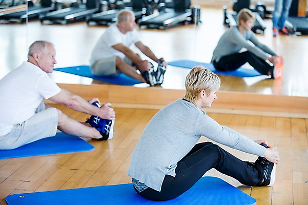 포토 JPG 외국인 여자 노년 남자 실내 건강 성인 두명 헬스 스트레칭 헬스장 거울 매트 의료성형뷰티 국내포토 사람 인종 내부 운동 파일형식