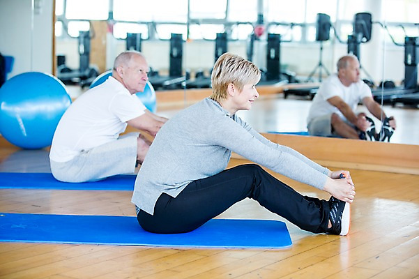 포토 JPG 외국인 여자 노년 남자 실내 건강 성인 두명 헬스 스트레칭 헬스장 거울 매트 의료성형뷰티 국내포토 사람 인종 내부 운동 파일형식