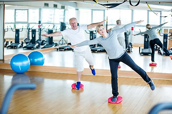 포토 JPG 전신 외국인 여자 노년 남자 실내 건강 서기 성인 두명 운동기구 헬스 헬스장 거울 균형 의료성형뷰티 국내포토 모션 사람 인종 내부 운동 파일형식