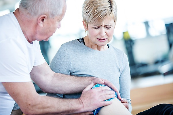 포토 JPG 외국인 여자 노년 남자 실내 건강 성인 두명 헬스 헬스장 상처 무릎통증 얼음찜질 찜질 찜질팩 의료성형뷰티 국내포토 사람 인종 내부 운동 고통 파일형식