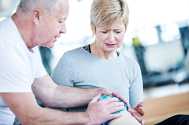 포토 JPG 외국인 여자 노년 남자 실내 건강 성인 두명 헬스 헬스장 상처 무릎통증 얼음찜질 찜질 찜질팩 의료성형뷰티 국내포토 사람 인종 내부 운동 고통 파일형식