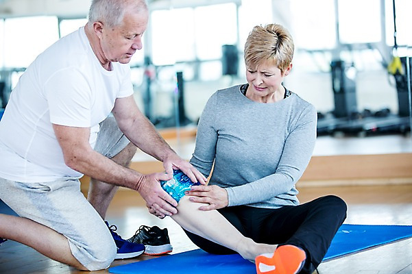 포토 JPG 외국인 여자 노년 남자 실내 건강 성인 두명 헬스 헬스장 상처 무릎통증 얼음찜질 찜질 찜질팩 의료성형뷰티 국내포토 사람 인종 내부 운동 고통 파일형식