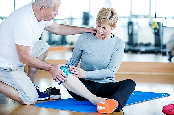 포토 JPG 외국인 여자 노년 남자 실내 건강 성인 두명 헬스 헬스장 매트 상처 무릎통증 얼음찜질 찜질 찜질팩 의료성형뷰티 국내포토 사람 인종 내부 운동 고통 파일형식