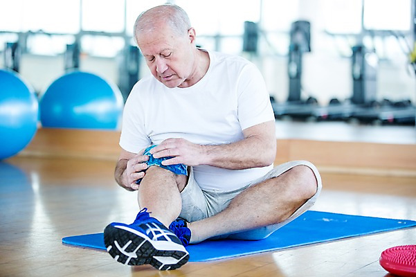 포토 JPG 외국인 노년 남자 실내 건강 한명 성인 헬스 헬스장 매트 짐볼 상처 무릎통증 얼음찜질 찜질 찜질팩 의료성형뷰티 국내포토 1 사람 인종 내부 운동 고통 파일형식