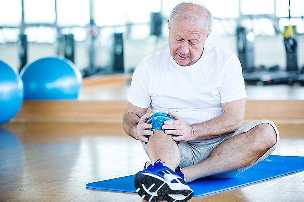 포토 JPG 외국인 노년 남자 실내 건강 한명 성인 헬스 헬스장 매트 짐볼 상처 무릎통증 얼음찜질 찜질 찜질팩 의료성형뷰티 국내포토 1 사람 인종 내부 운동 고통 파일형식