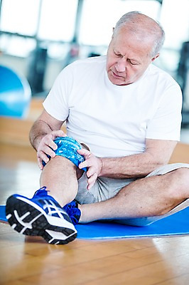 포토 JPG 외국인 노년 남자 실내 건강 한명 성인 헬스 헬스장 매트 짐볼 상처 무릎통증 얼음찜질 찜질 찜질팩 의료성형뷰티 국내포토 1 사람 인종 내부 운동 고통 파일형식