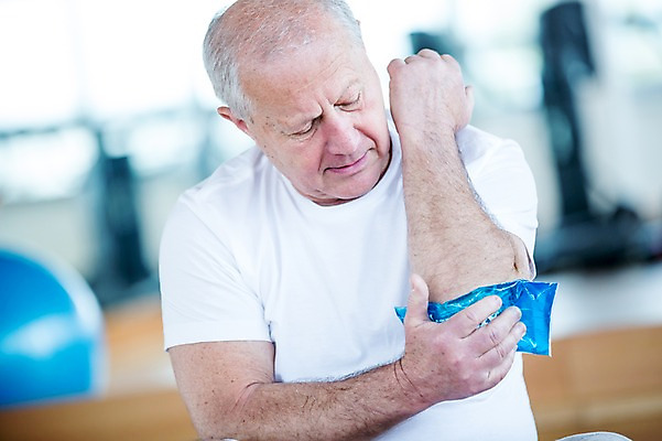 포토 JPG 외국인 노년 남자 실내 건강 한명 성인 헬스 헬스장 짐볼 상처 얼음찜질 찜질 찜질팩 팔꿈치 의료성형뷰티 국내포토 1 사람 인종 내부 신체부위 운동 팔 파일형식