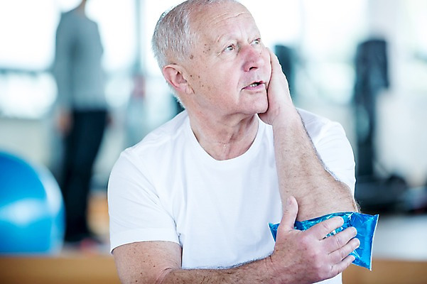 포토 JPG 외국인 노년 남자 실내 건강 한명 성인 헬스 헬스장 짐볼 상처 얼음찜질 찜질 찜질팩 팔꿈치 의료성형뷰티 국내포토 1 사람 인종 내부 신체부위 운동 팔 파일형식