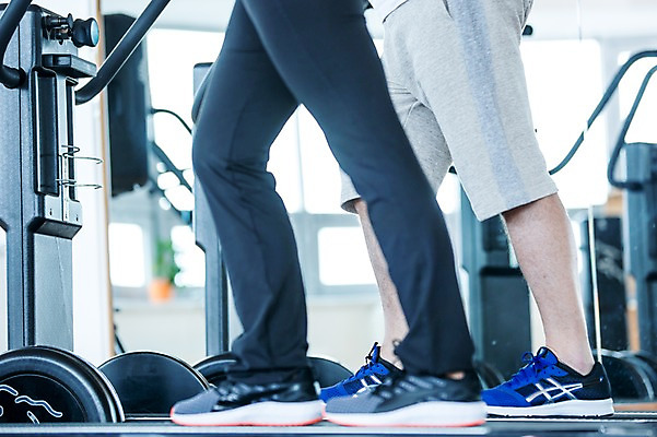 포토 JPG 여자 노년 남자 실내 건강 성인 두명 신체부위 달리기 헬스 헬스장 다리 런닝머신 의료성형뷰티 국내포토 모션 사람 내부 운동 운동기구 파일형식