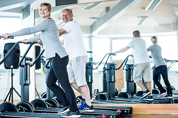 포토 JPG 외국인 여자 노년 남자 실내 건강 성인 두명 달리기 헬스 헬스장 거울 런닝머신 의료성형뷰티 국내포토 모션 사람 인종 내부 운동 운동기구 파일형식