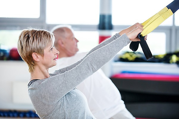 포토 JPG 외국인 여자 노년 남자 실내 건강 성인 두명 운동기구 헬스 헬스장 당기기 팔운동 의료성형뷰티 국내포토 모션 사람 인종 내부 운동 파일형식