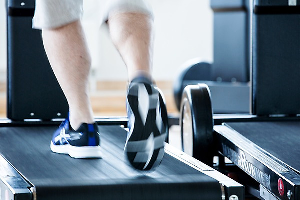 포토 JPG 외국인 노년 남자 실내 건강 한명 성인 신체부위 달리기 헬스 헬스장 다리 런닝머신 의료성형뷰티 국내포토 1 모션 사람 인종 내부 운동 운동기구 파일형식