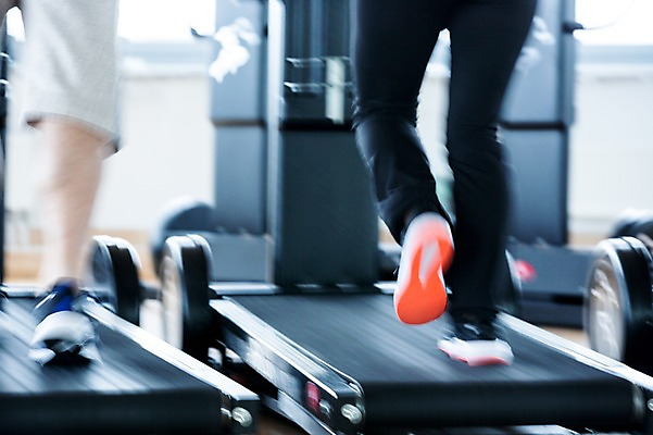 포토 JPG 여자 노년 남자 실내 건강 성인 두명 신체부위 달리기 헬스 헬스장 다리 런닝머신 의료성형뷰티 국내포토 모션 사람 내부 운동 운동기구 파일형식