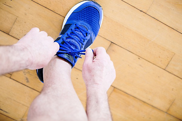 포토 JPG 외국인 노년 남자 운동화 실내 건강 한명 성인 헬스 헬스장 다리 운동화끈 의료성형뷰티 국내포토 1 신발 사람 인종 내부 신체부위 운동 끈 파일형식