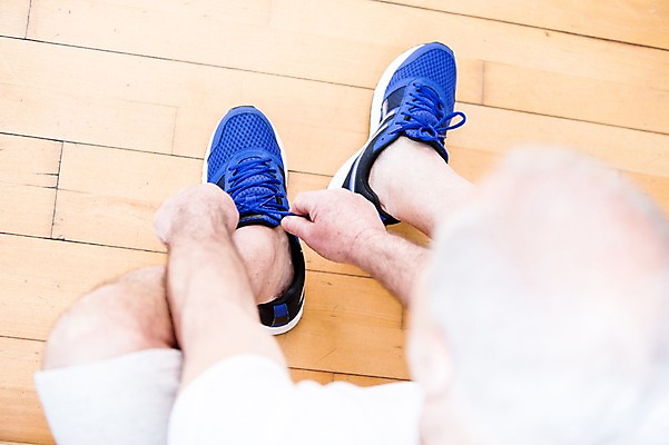 포토 JPG 외국인 노년 남자 운동화 실내 건강 한명 성인 헬스 헬스장 다리 운동화끈 의료성형뷰티 국내포토 1 신발 사람 인종 내부 신체부위 운동 끈 파일형식