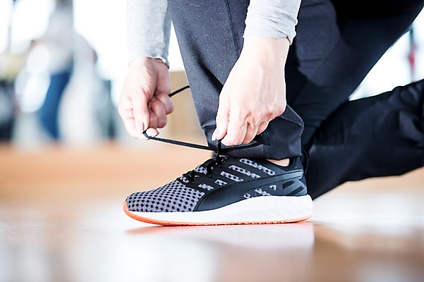 포토 JPG 외국인 여자 노년 운동화 실내 건강 한명 성인 헬스 헬스장 다리 운동화끈 의료성형뷰티 국내포토 1 신발 사람 인종 내부 신체부위 운동 끈 파일형식