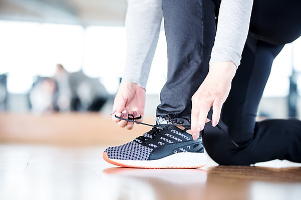 포토 JPG 외국인 여자 노년 운동화 실내 건강 한명 성인 헬스 헬스장 다리 운동화끈 의료성형뷰티 국내포토 1 신발 사람 인종 내부 신체부위 운동 끈 파일형식