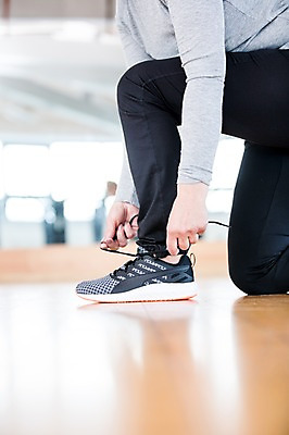 포토 JPG 외국인 여자 노년 운동화 실내 건강 한명 성인 헬스 헬스장 다리 운동화끈 의료성형뷰티 국내포토 1 신발 사람 인종 내부 신체부위 운동 끈 파일형식