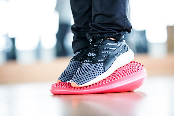 포토 JPG 외국인 여자 노년 운동화 발 실내 건강 한명 성인 신체부위 운동기구 헬스 헬스장 균형 의료성형뷰티 국내포토 1 신발 사람 인종 내부 운동 파일형식